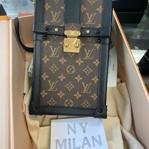 LOUIS VUITTON
Monogram Pochette Trunk Verticale Black